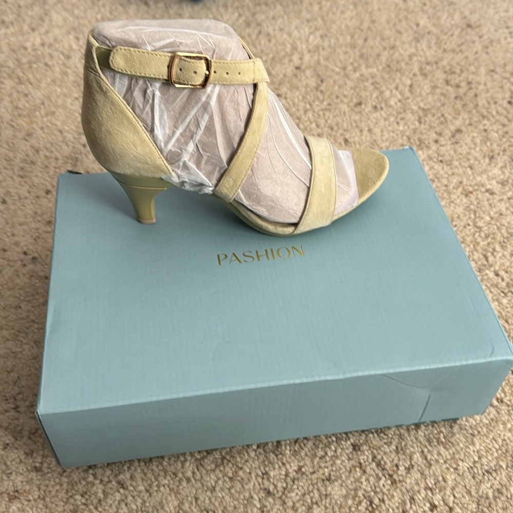 Green pashion heels size 5.5